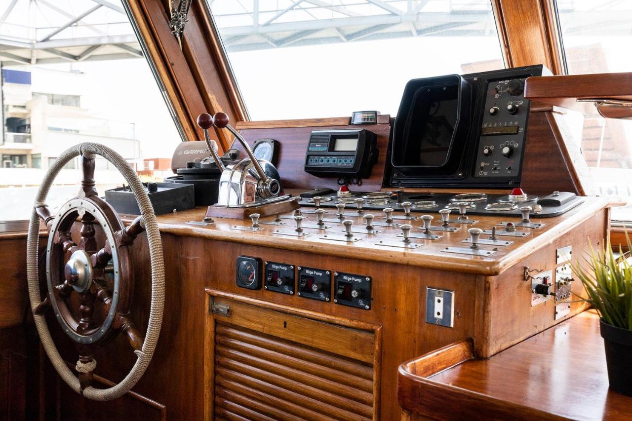 C120 - Charming Boat In Port Forum Botel *