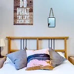 Spacious 4 Bedroom Apartment Fira Bcn & Camp Nou