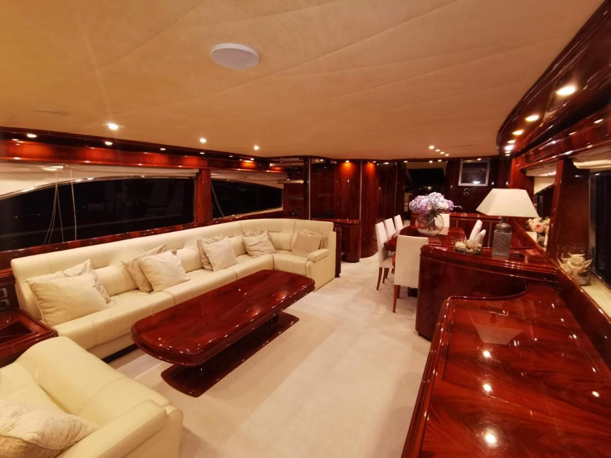 Rent Luxury Motor Yacht Hotel en barco