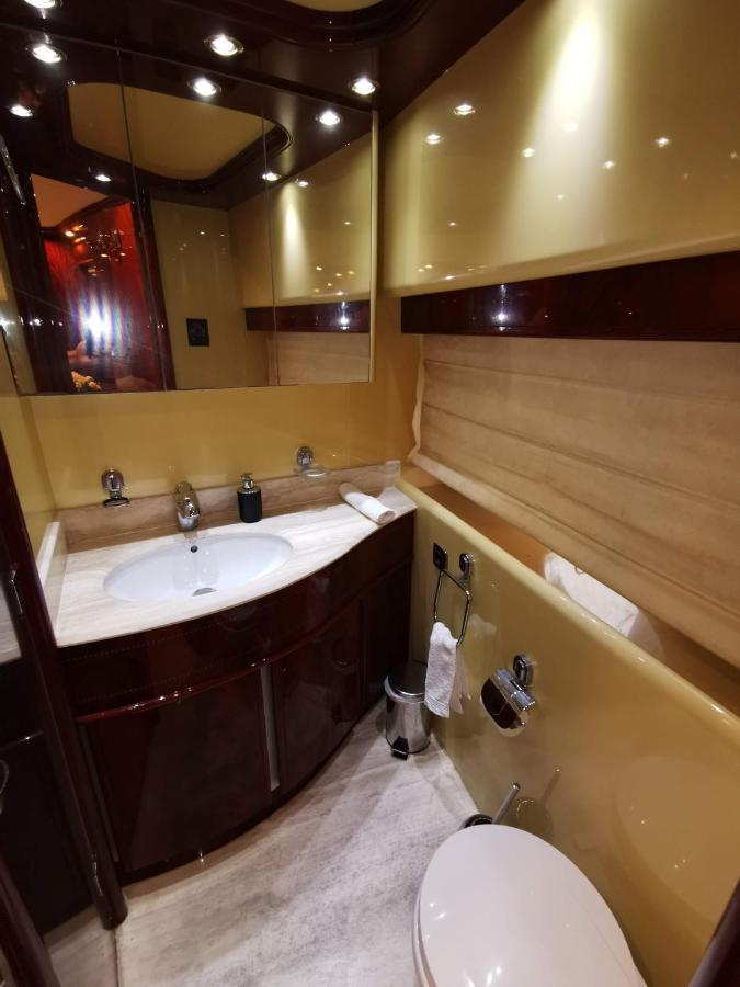 Hotel en barco Rent Luxury Motor Yacht *
