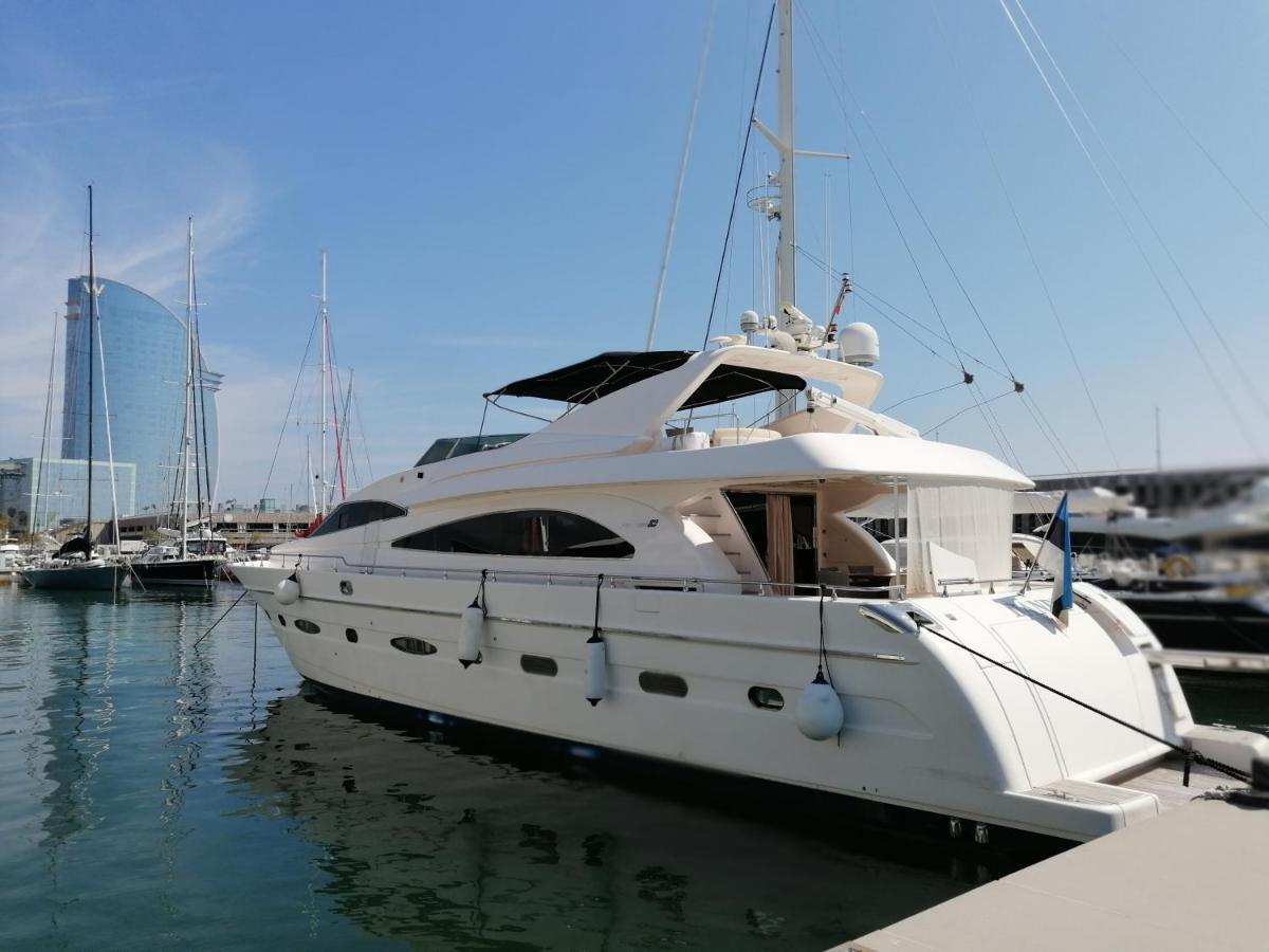 Rent Luxury Motor Yacht Hotel en barco Barcelona