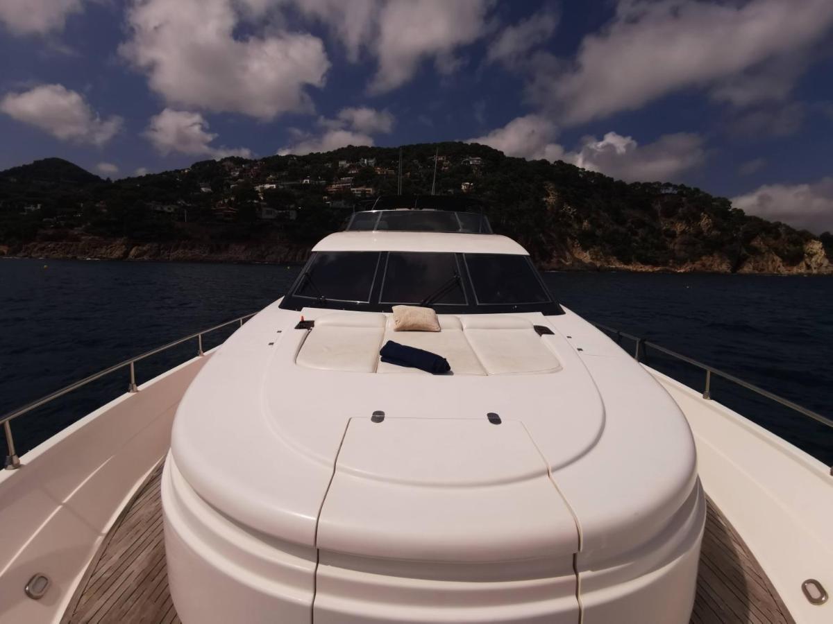 Rent Luxury Motor Yacht Hotel en barco Barcelona