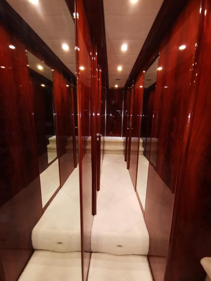 Hotel en barco Rent Luxury Motor Yacht
