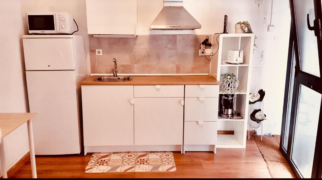 Apartamento With Bathroom, Refrigerator And Microwave