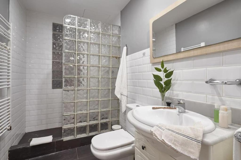 Magnificent 4 Bedroom In Eixample Apartment