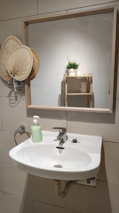 Apartamento With Bathroom, Refrigerator And Microwave