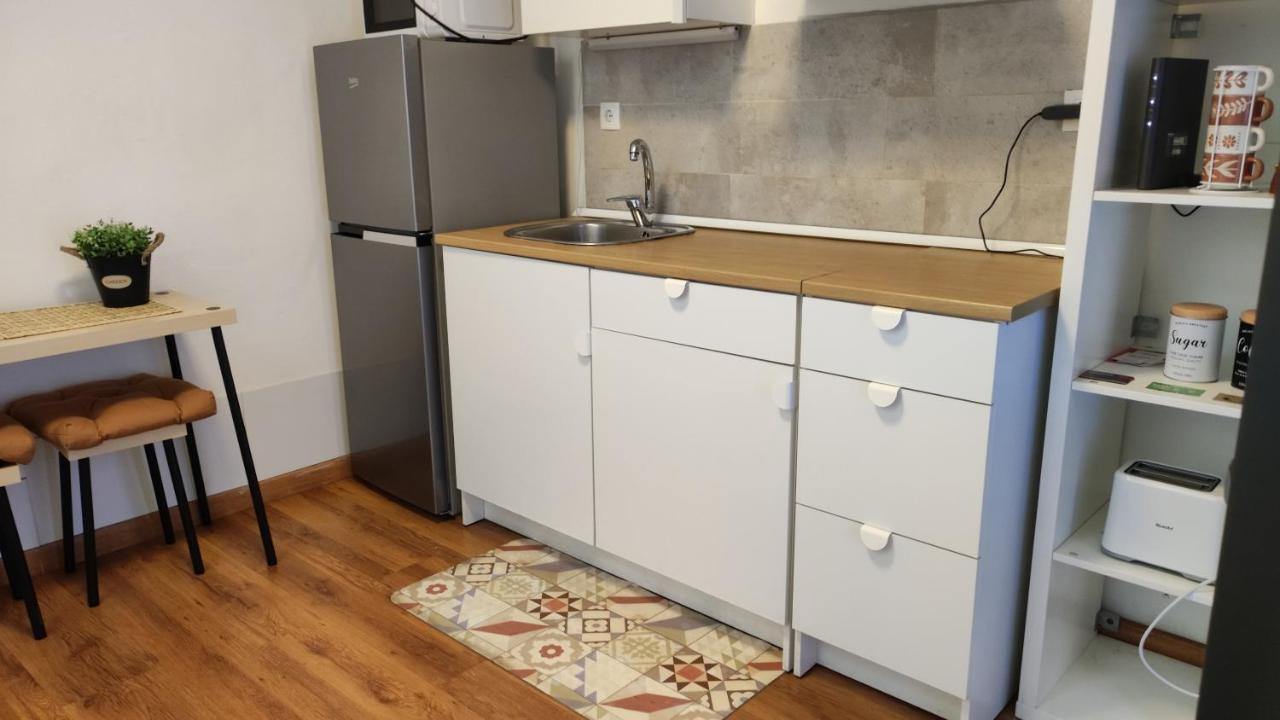 Apartamento With Bathroom, Refrigerator And Microwave *