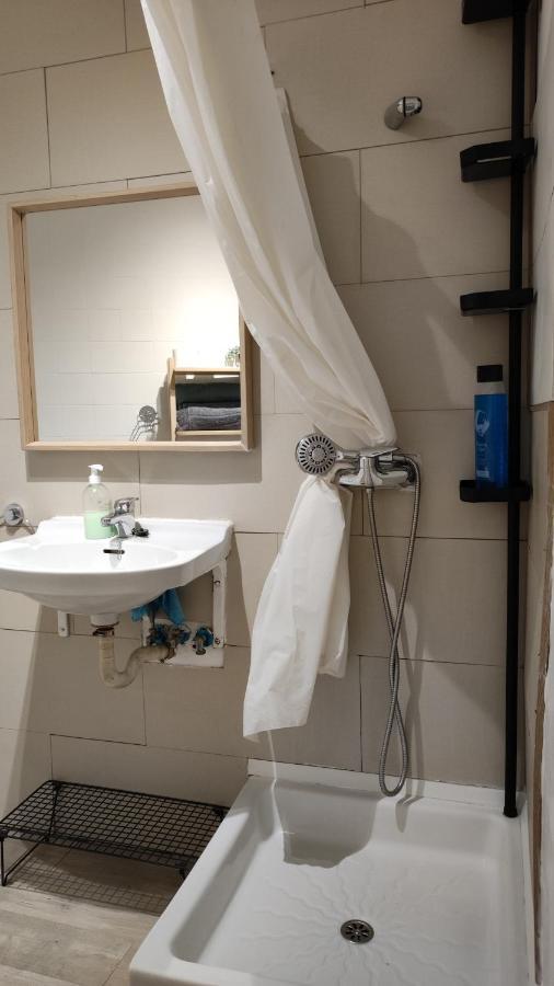 Apartamento With Bathroom, Refrigerator And Microwave