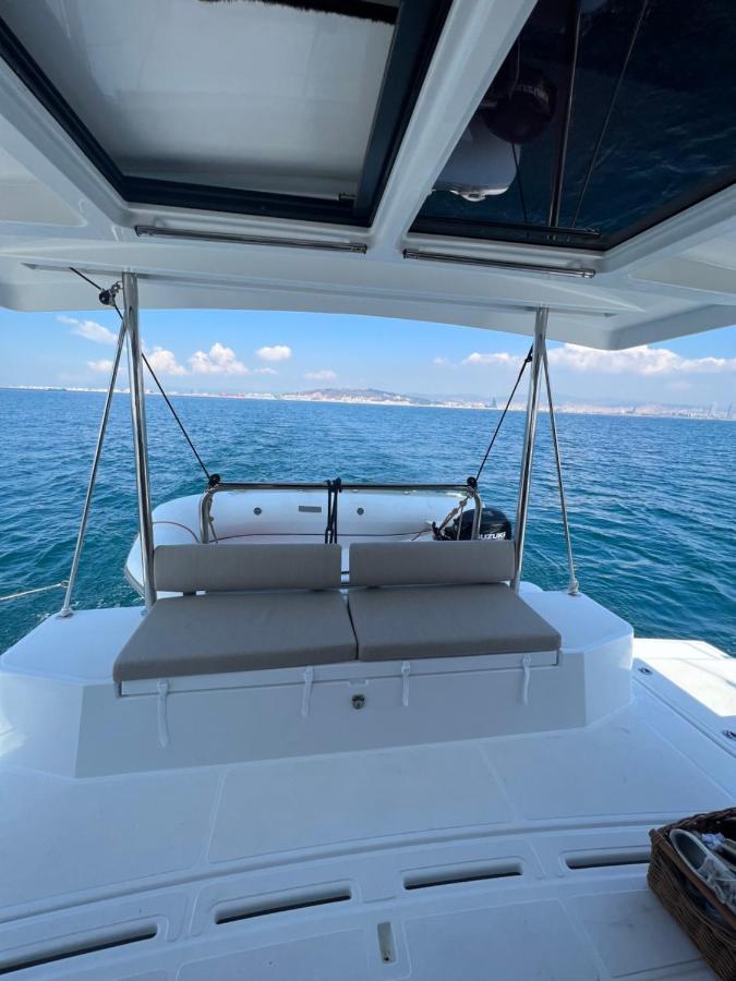 Private Exclusive Catamaran 'hang Loose' Barcelona