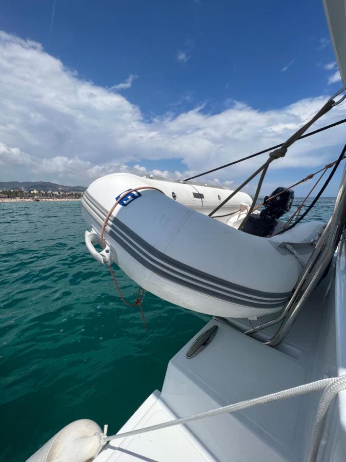 Botel Private Exclusive Catamaran 'hang Loose'