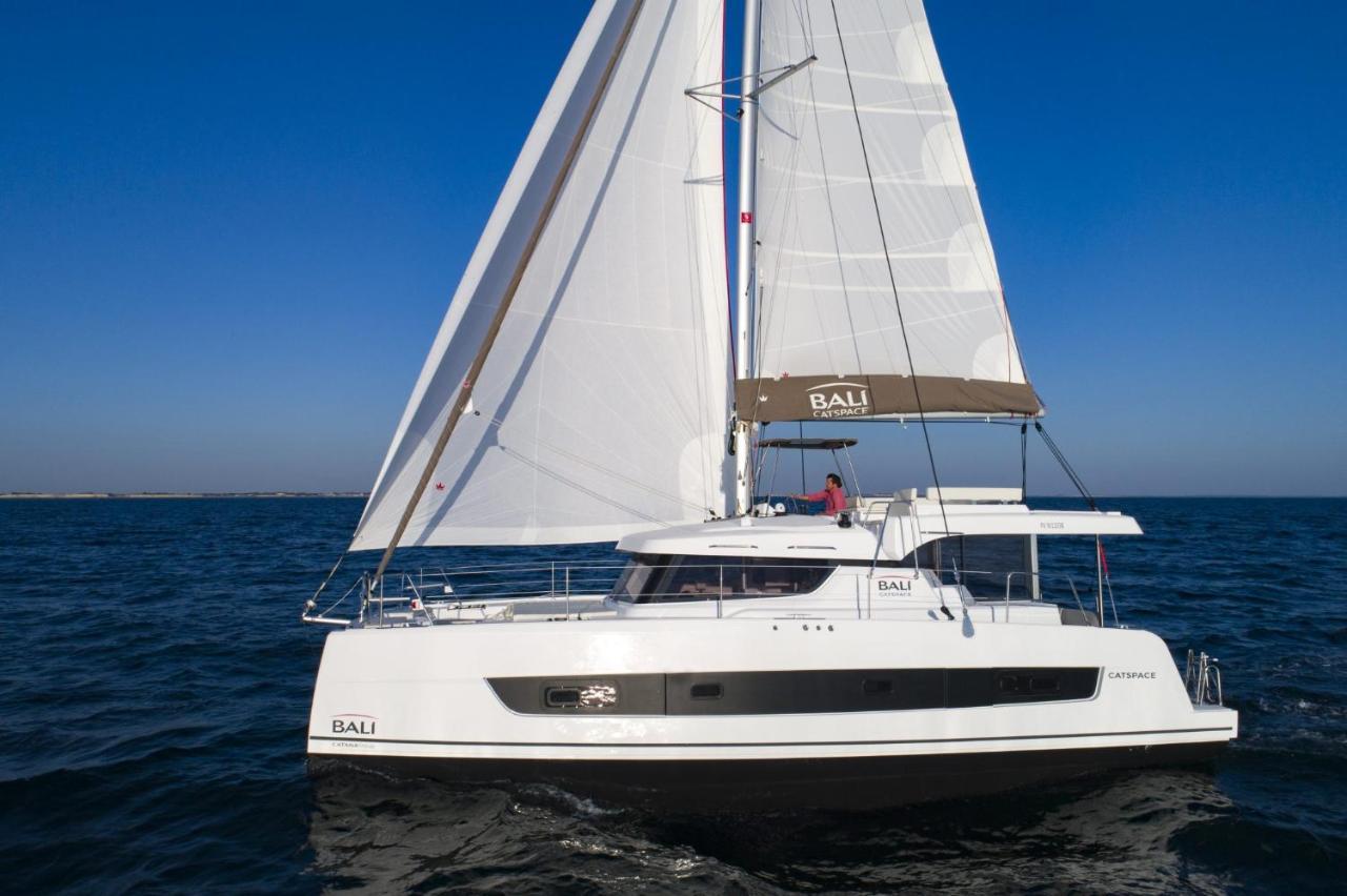 Botel Private Exclusive Catamaran 'hang Loose' *