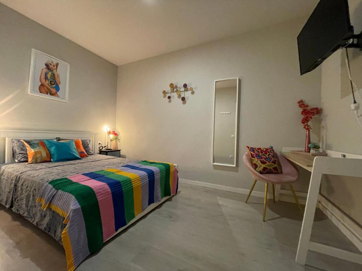 By Plaza Universidad Hostel *