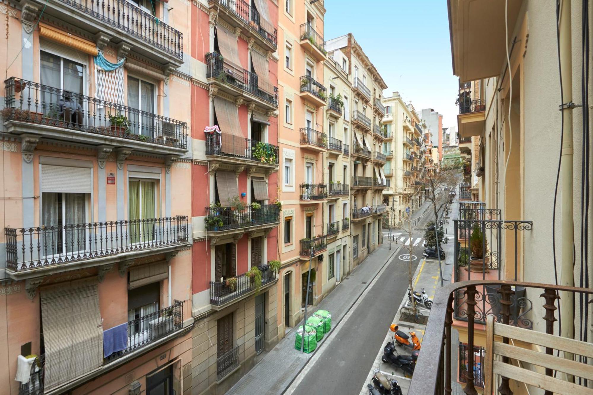 Apartment 64 In A Typical Barcelona's Old Building *