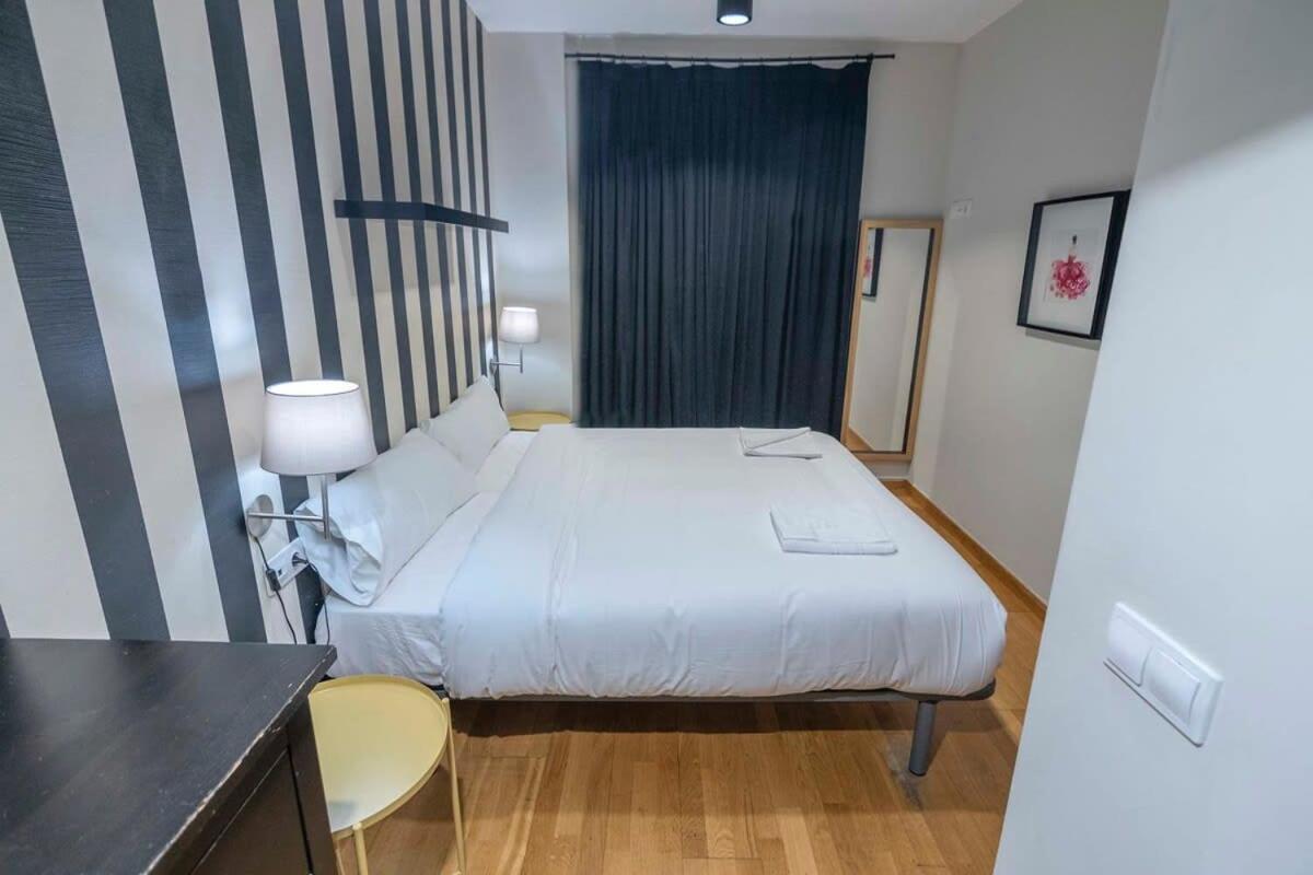 Apartment 2 Bedroom With Balcony In Eixample 4-2 *