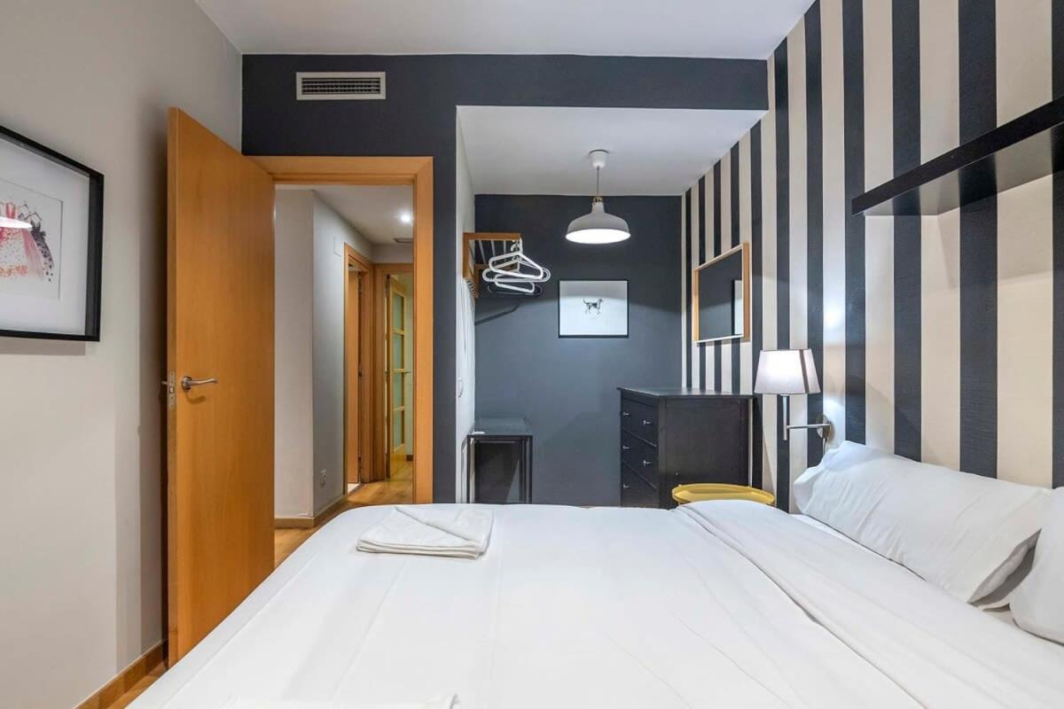2 Bedroom With Balcony In Eixample 4-2 Apartment Barcelona