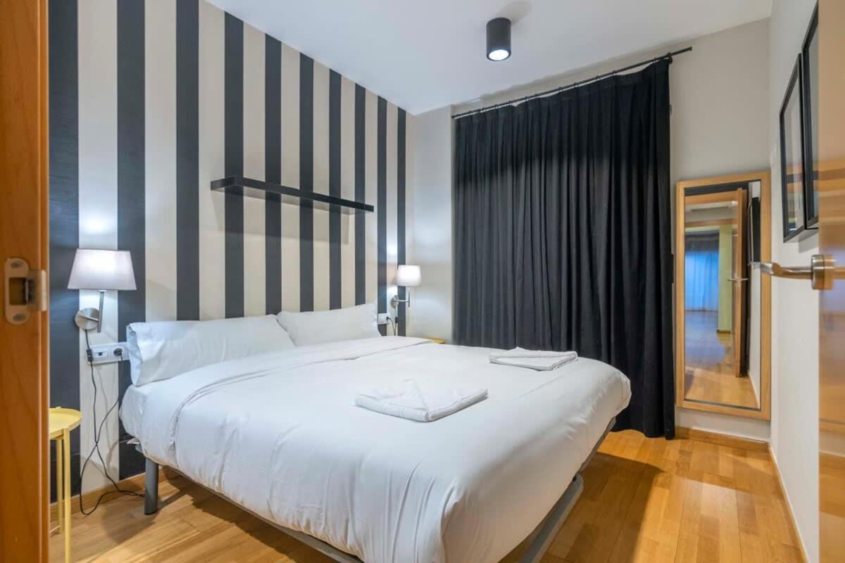 Apartment 2 Bedroom With Balcony In Eixample 4-2 Barcelona