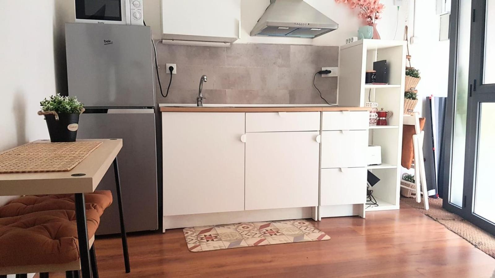 Apartamento With Bathroom, Refrigerator And Microwave *
