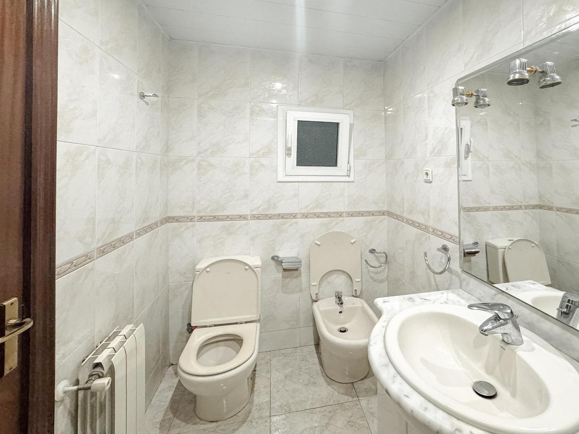 Charming In Shared Near Camp Nou Apartment *