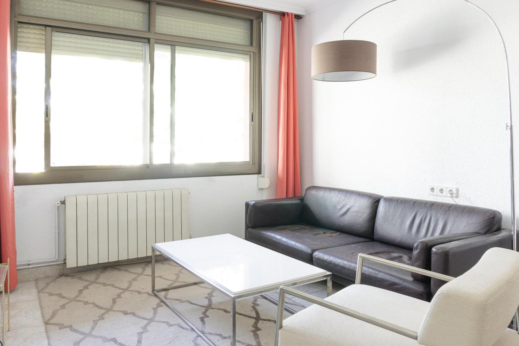Apartment Charming In Shared Near Camp Nou Barcelona