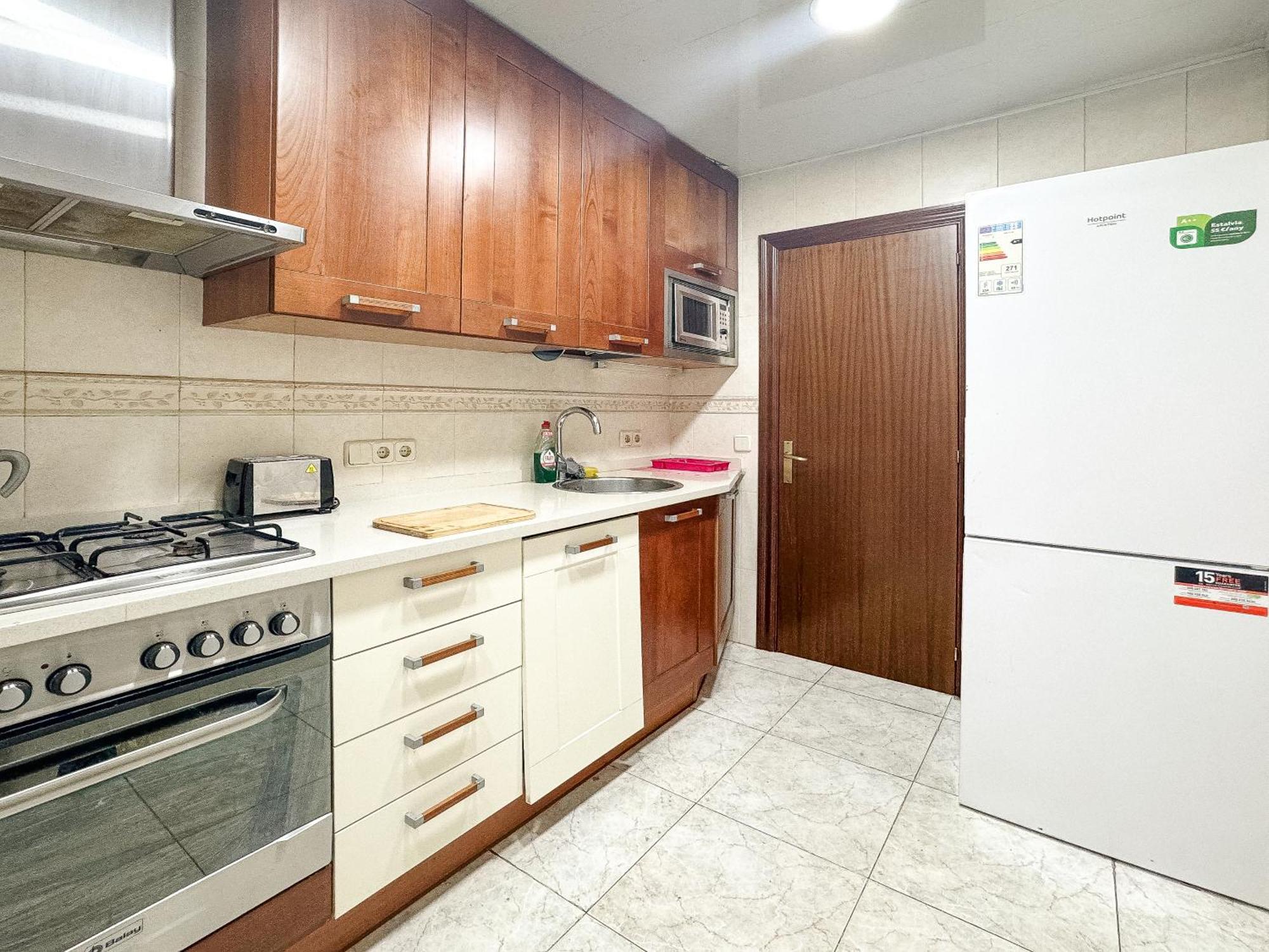 Charming In Shared Near Camp Nou Apartment