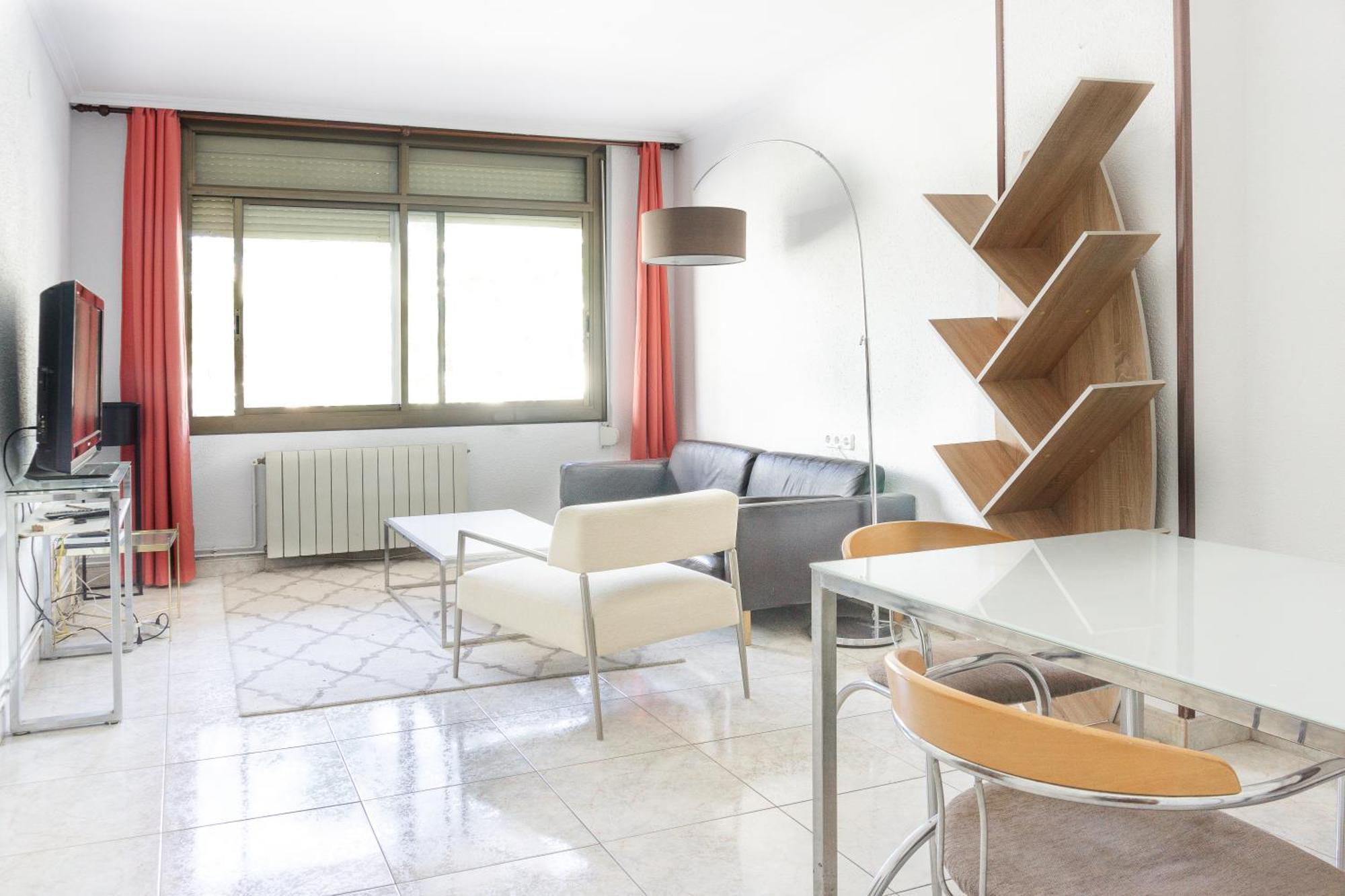 Charming In Shared Near Camp Nou Apartment