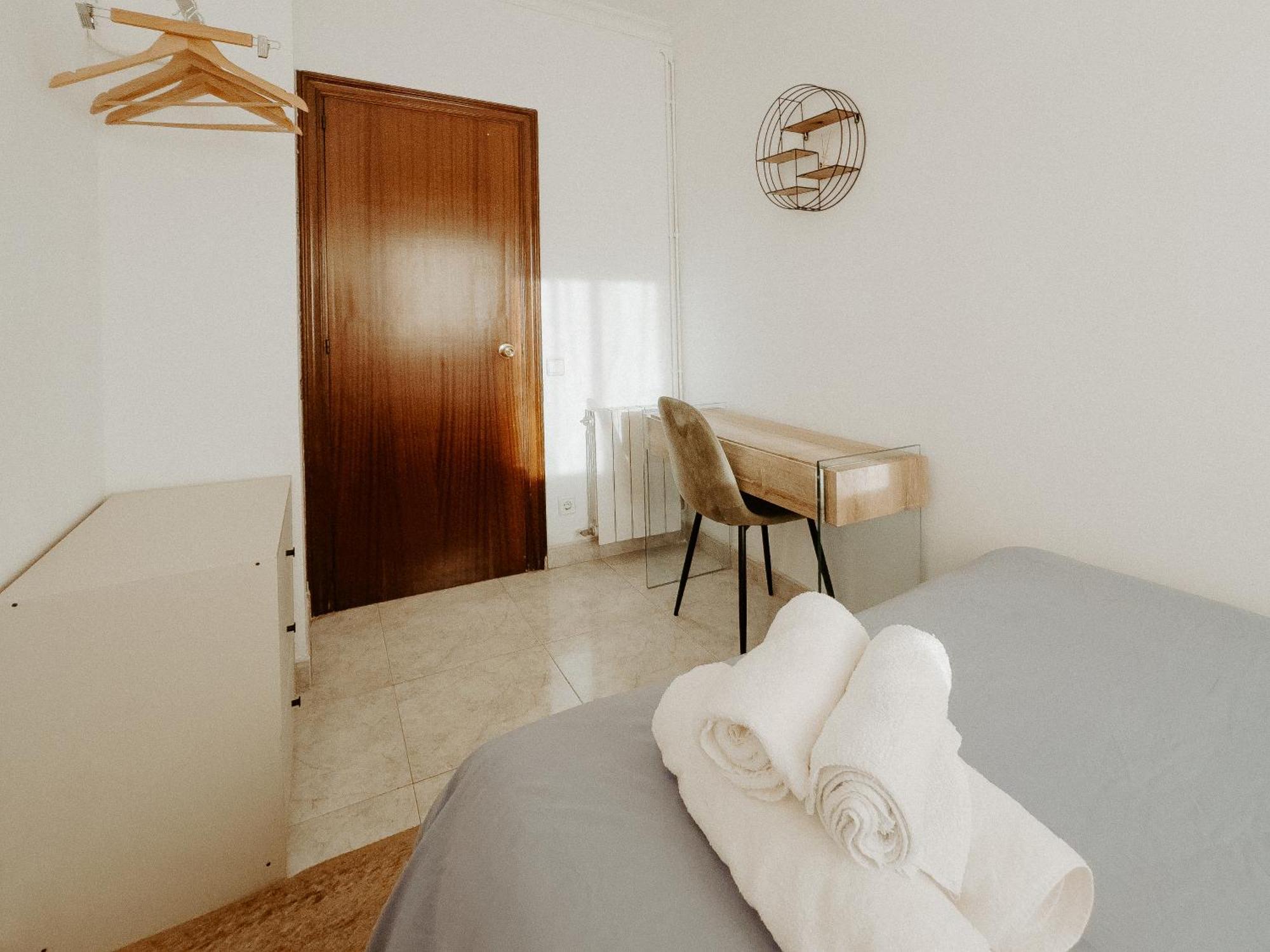 Charming In Shared Near Camp Nou Apartment *