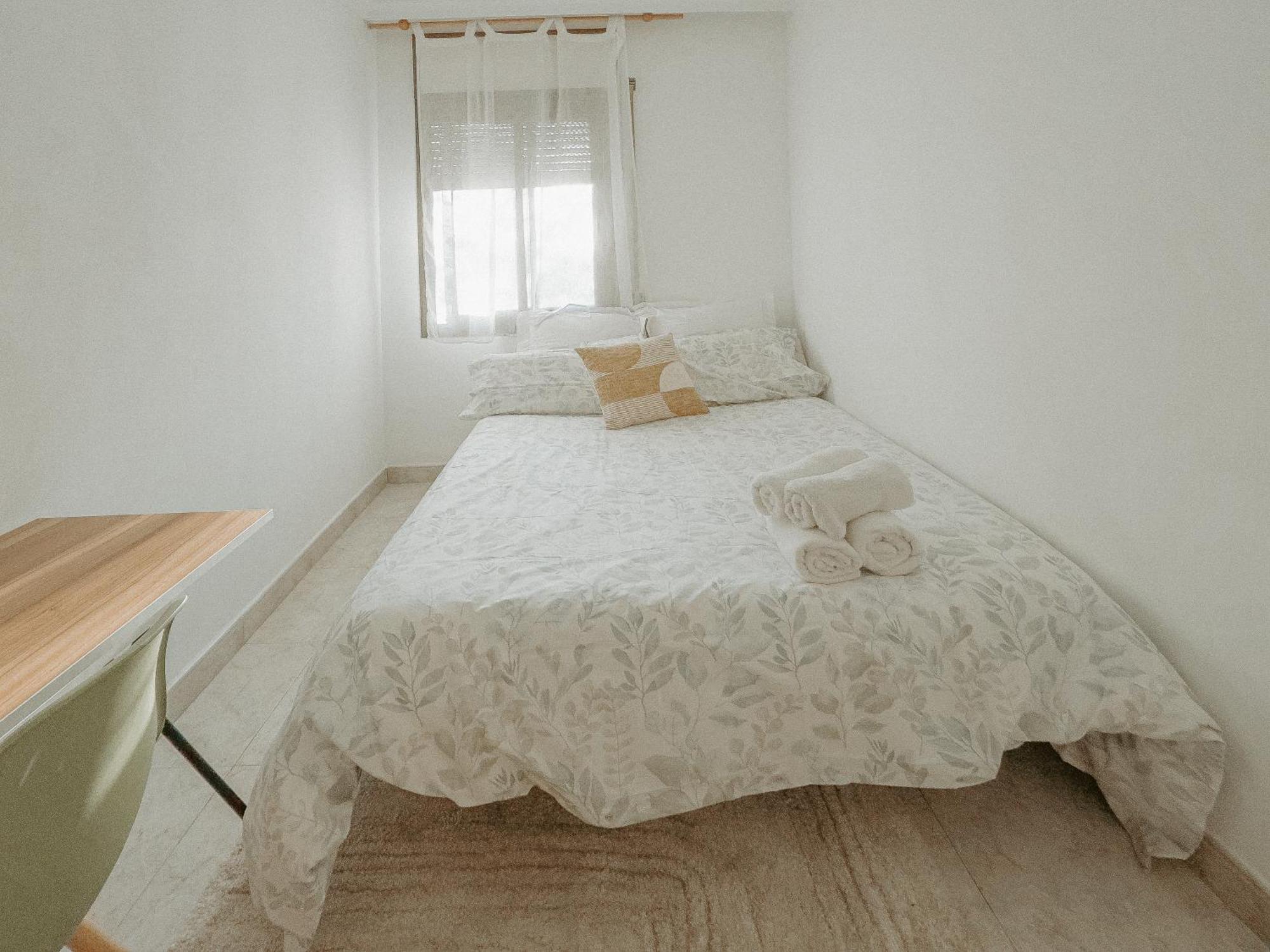 Charming In Shared Near Camp Nou Apartment *
