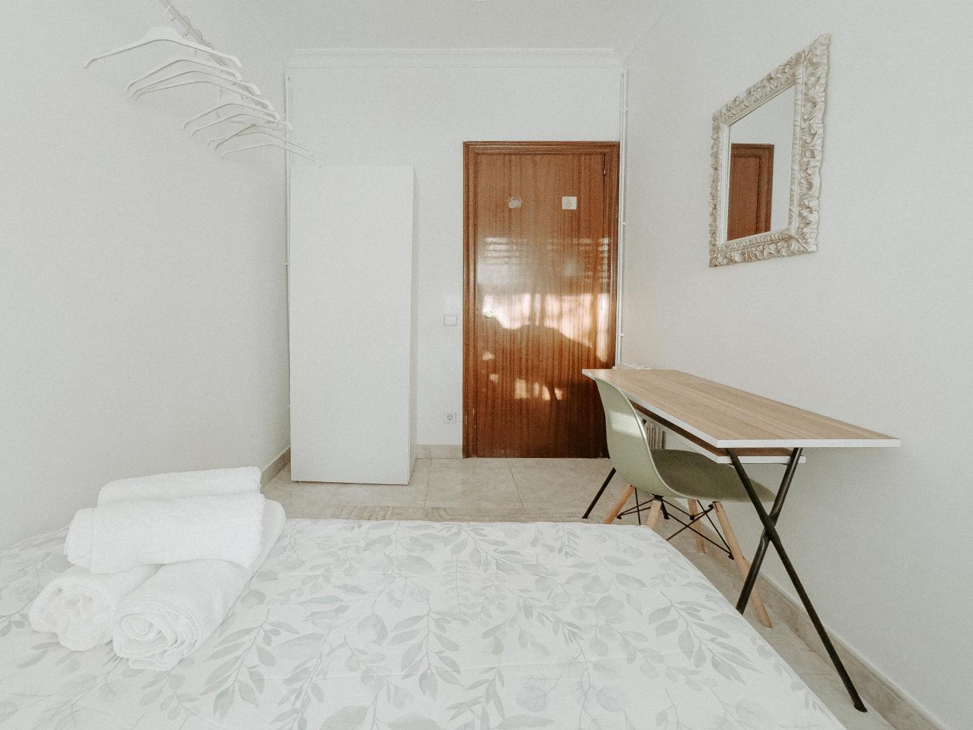 Apartment Charming In Shared Near Camp Nou Barcelona