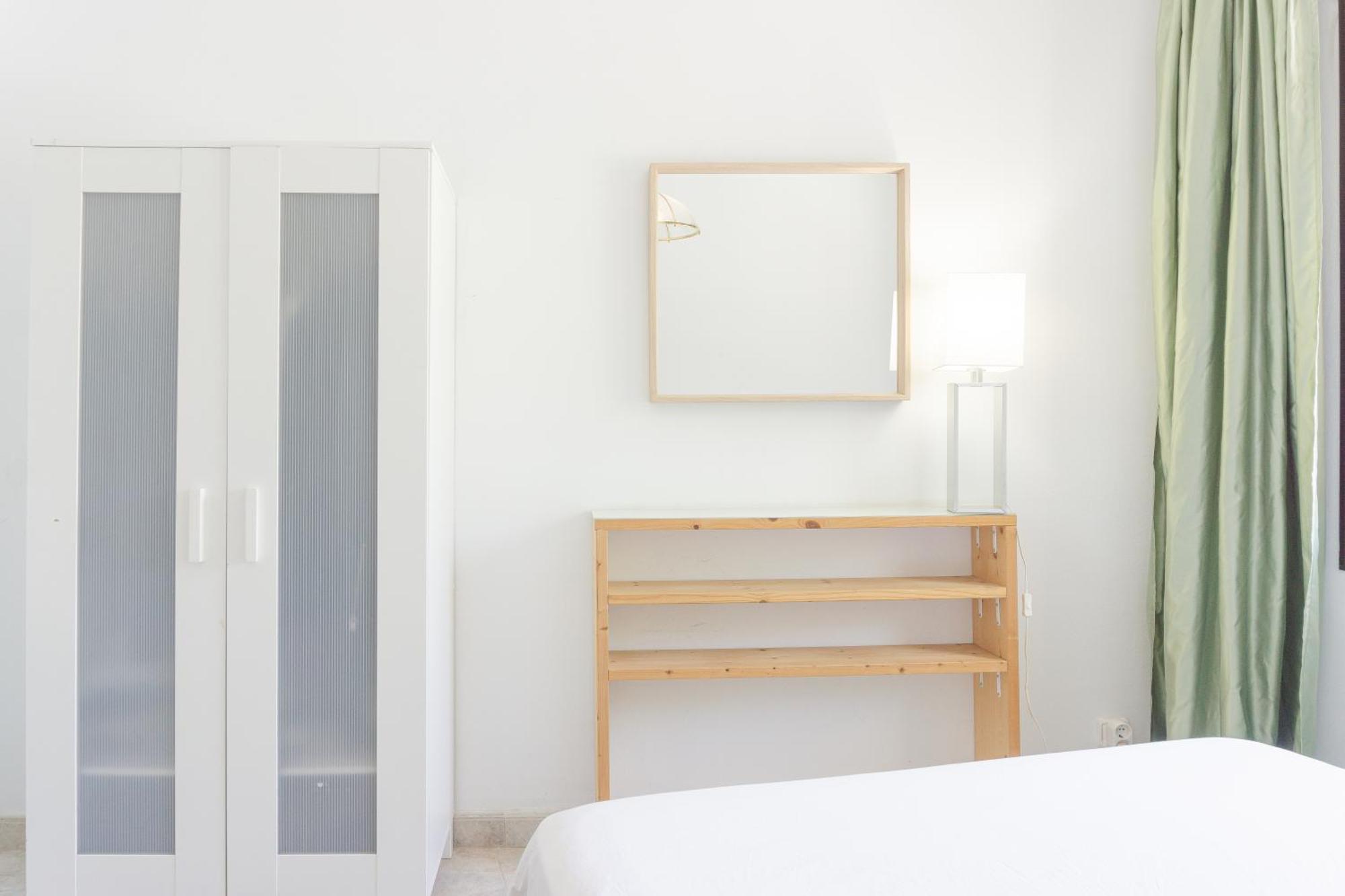Charming In Shared Near Camp Nou Apartment *