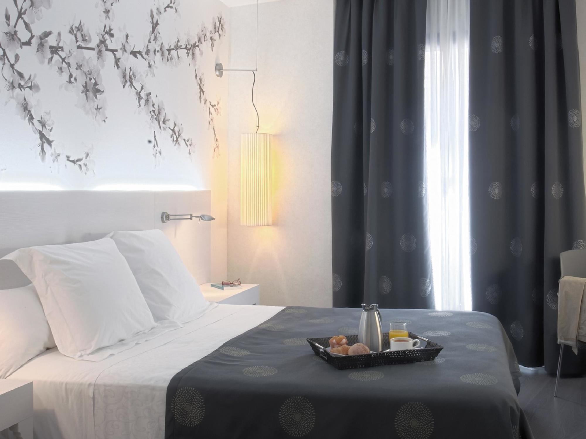 Hotel Hesperia Ramblas 4*