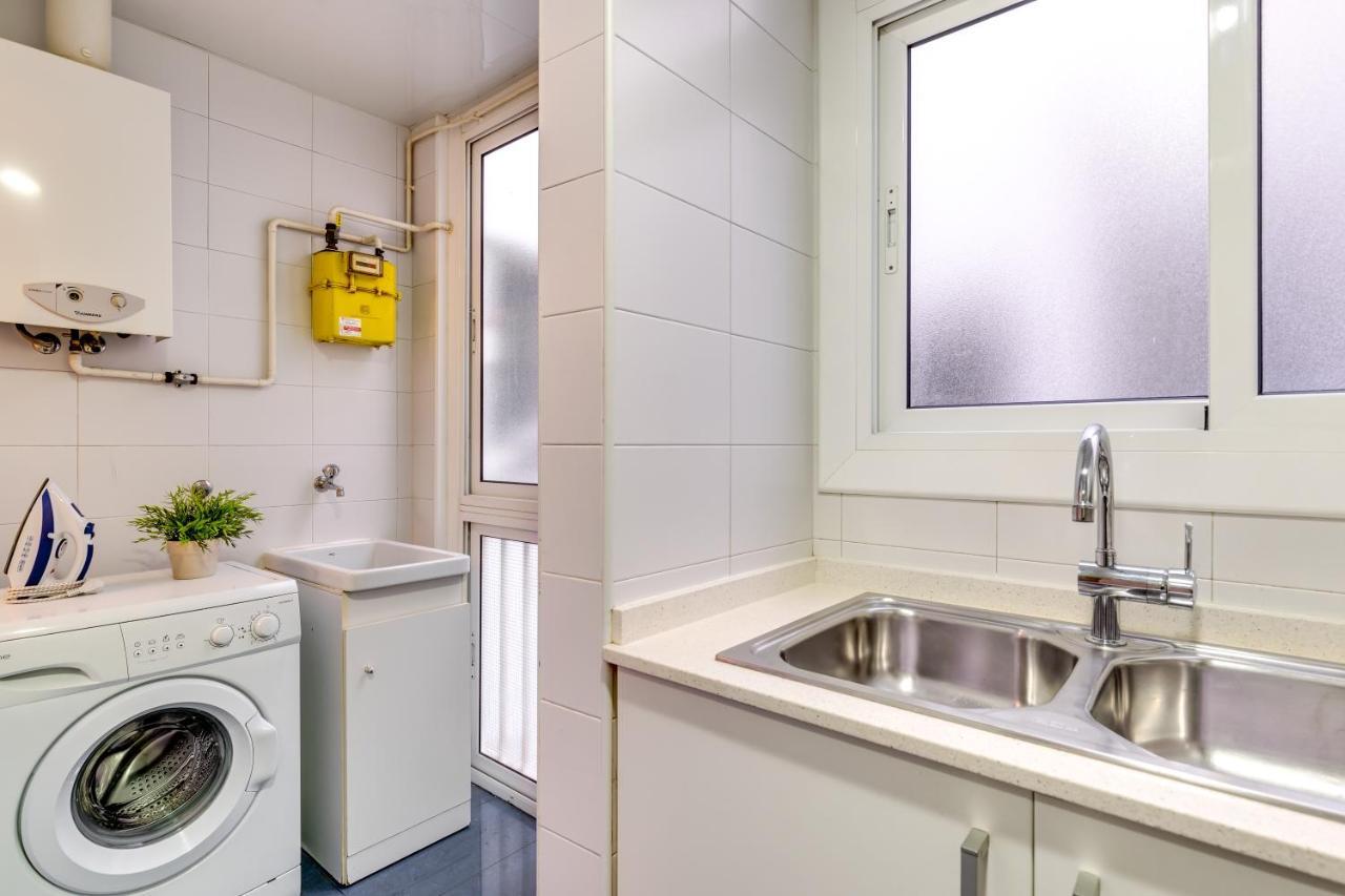 Spacious 4 Bedroom Fira Bcn & Camp Nou Appartement